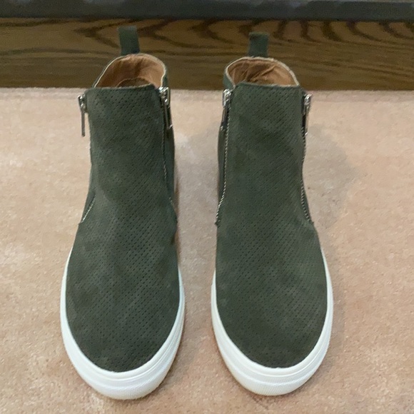 ARMY GREEN STEVE MADDEN BOOTIES - 7 - Picture 5 of 6